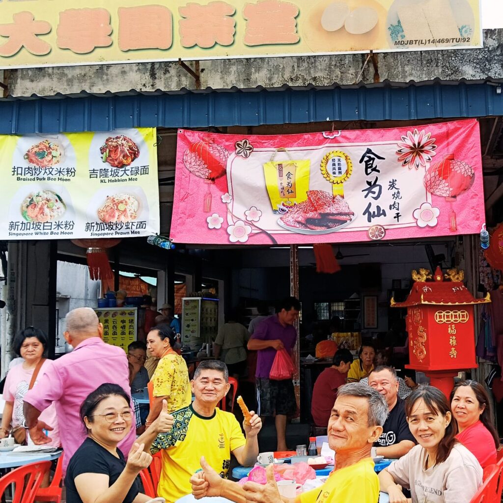 cara kehidupan penduduk skudai minum kopi makan sarapan di kedai kopi Taman Iniversiti