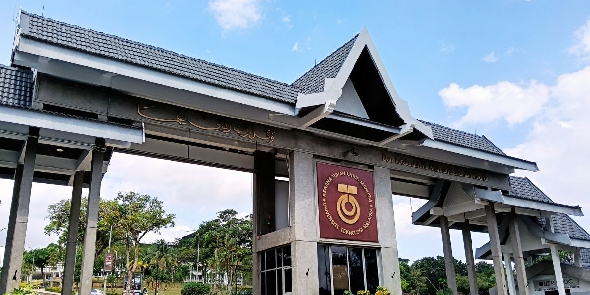 Pintu masuk utama Universiti Teknologi Malaysia UTM Skudai, mercu tanda pendidikan global yang menghubungkan pelajar, komuniti dan perniagaan tempatan di Skudai, Johor, Malaysia